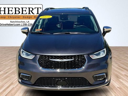 Used 2023 Chrysler Pacifica Limited FWD image 3