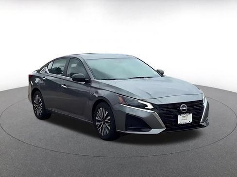 Used 2025 Nissan Altima 2.5 SV FWD image 3