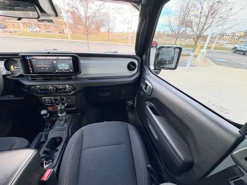 Used 2024 Jeep Wrangler Unlimited image 20