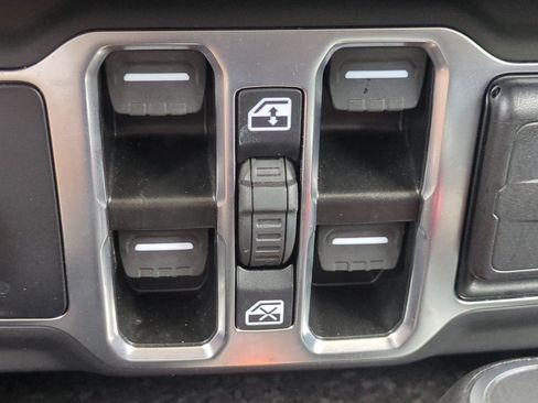 Used 2025 Jeep Wrangler Unlimited Sahara AWD/4WD image 25
