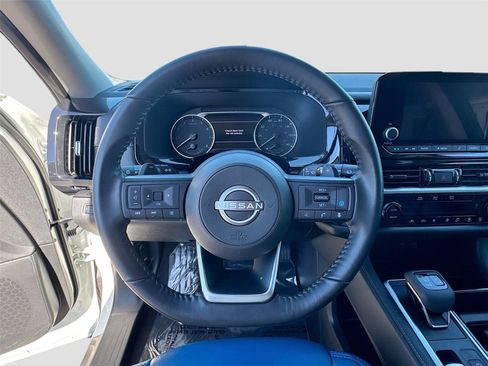 Used 2024 Nissan Pathfinder SV w/ SV Premium Package image 11