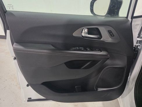 New 2026 Chrysler Pacifica Select image 17