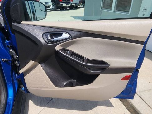 Used 2018 Ford Focus SE w/ Cold Weather Package FWD image 18