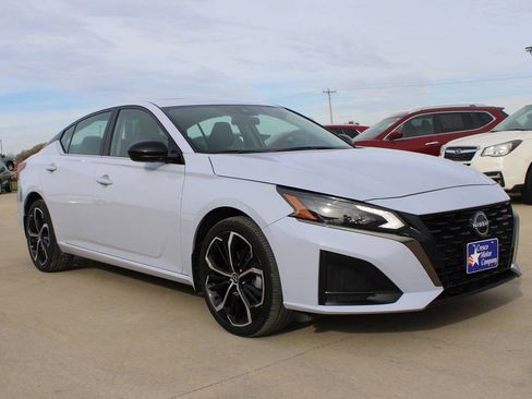 Used 2024 Nissan Altima 2.5 SR image 3