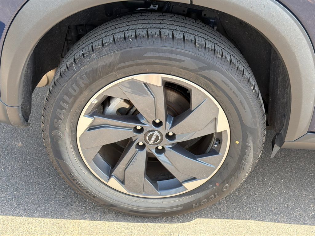 Used 2025 Nissan Rogue SV FWD image 17