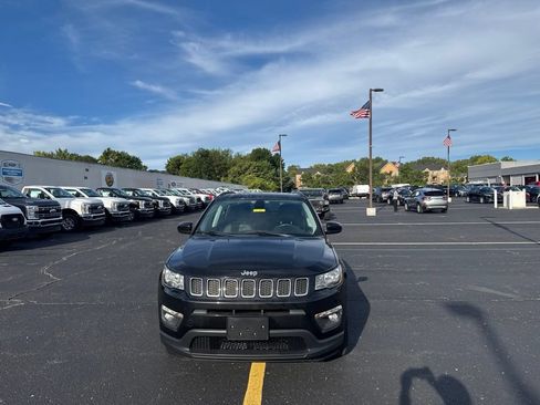 Used 2018 Jeep Compass Latitude w/ Popular Equipment Group AWD/4WD image 2