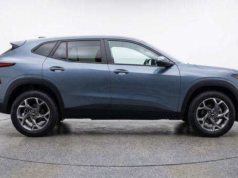 Used 2025 Chevrolet Trax LT FWD image 11