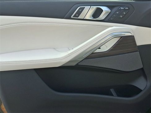 Used 2025 BMW X6 xDrive40i w/ Executive Package image 12