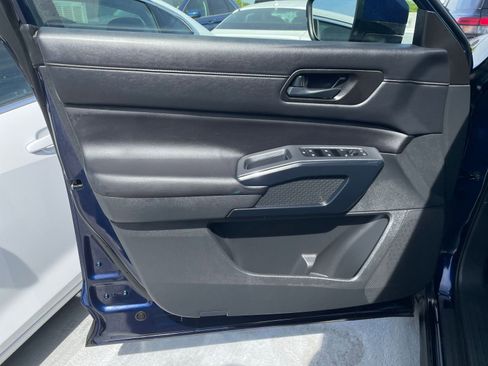 Used 2025 Nissan Pathfinder SV image 18