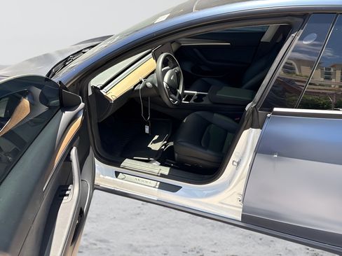 Used 2023 Tesla Model 3 Standard Range RWD image 2