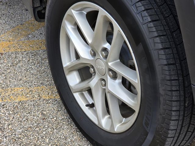 Used 2025 Jeep Grand Cherokee L Laredo RWD image 8