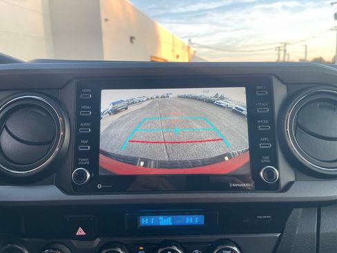 Used 2021 Toyota Tacoma TRD Off-Road w/ Technology Package AWD/4WD image 11