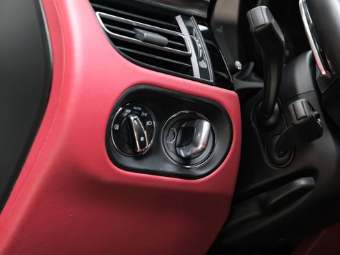 Used 2023 Porsche Macan Turbo image 36