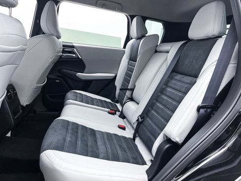 New 2025 Mitsubishi Outlander SE image 26