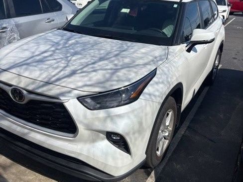 Used 2024 Toyota Highlander LE FWD image 2