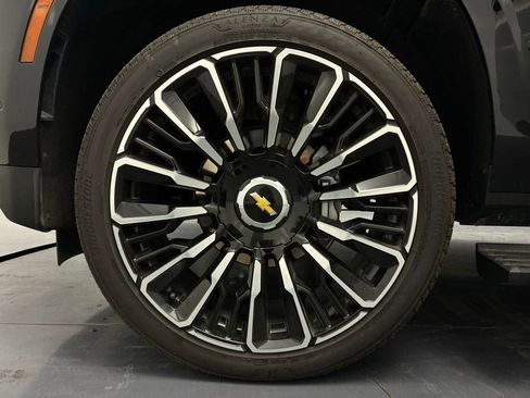 Used 2025 Chevrolet Suburban High Country AWD/4WD image 24