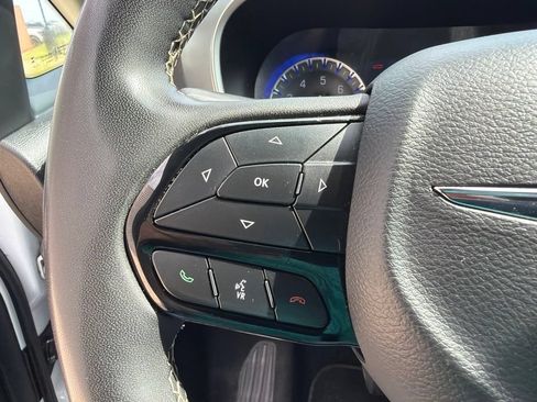 Used 2023 Chrysler Pacifica Touring FWD image 30