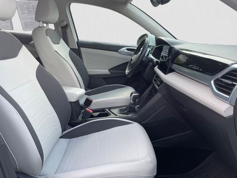 Certified 2025 Volkswagen Taos SE image 15