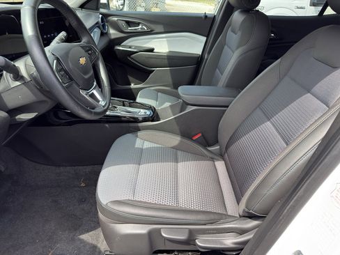 Used 2025 Chevrolet Trax LT w/ LT Convenience Package FWD image 11