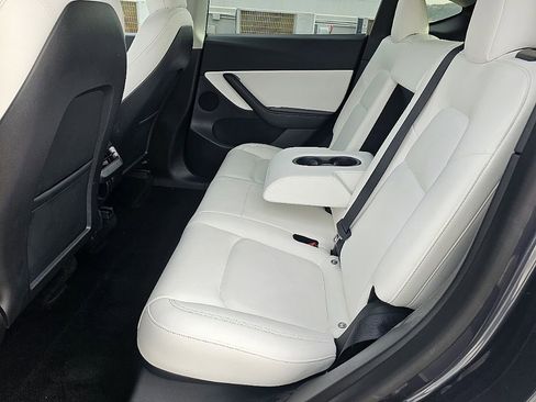 Used 2022 Tesla Model Y Long Range image 23