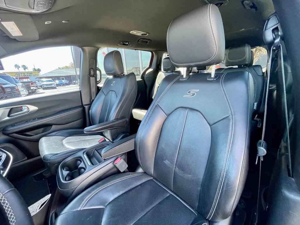 Used 2018 Chrysler Pacifica Touring-L w/ Premium Audio Group FWD image 32