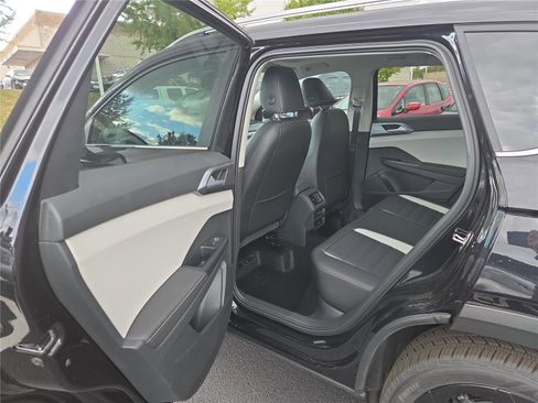 New 2025 Volkswagen Taos SEL image 24