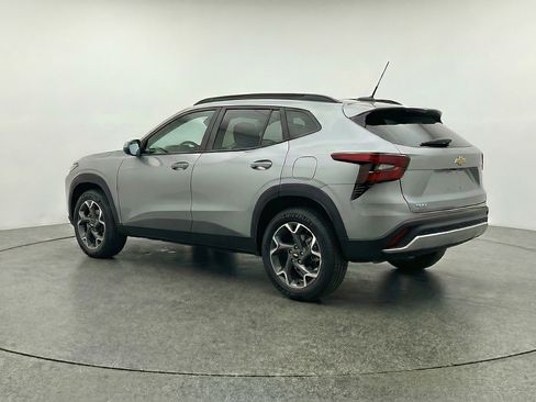 Used 2025 Chevrolet Trax LT w/ LT Convenience Package image 6
