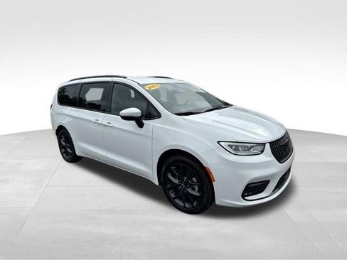 Used 2023 Chrysler Pacifica Touring-L w/ S Appearance Package AWD/4WD image 3