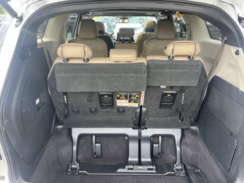 Used 2021 Toyota Sienna XLE FWD image 33