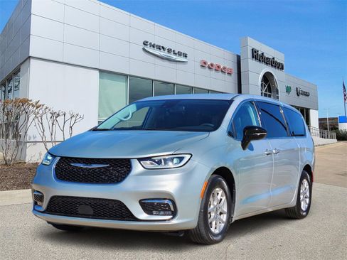 Used 2024 Chrysler Pacifica Touring-L image 2