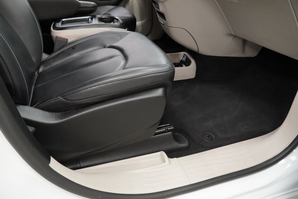 Used 2024 Chrysler Pacifica Limited FWD image 42