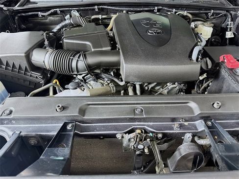 Certified 2020 Toyota Tacoma SR5 image 31