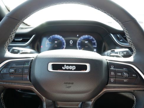 Used 2024 Jeep Grand Cherokee Limited AWD/4WD image 25