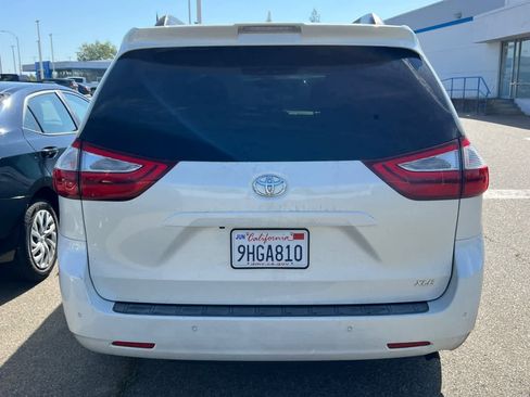 Used 2018 Toyota Sienna XLE w/ XLE Navigation Package FWD image 5
