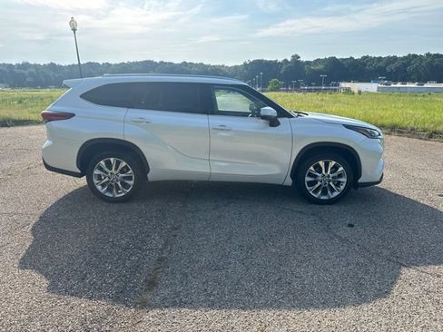 Used 2023 Toyota Highlander Limited FWD image 7