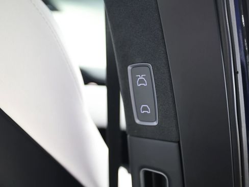 Used 2020 Tesla Model X image 44