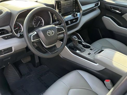 Certified 2022 Toyota Highlander XLE image 10