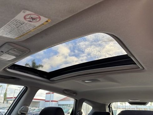 Used 2004 Pontiac Vibe Base image 21