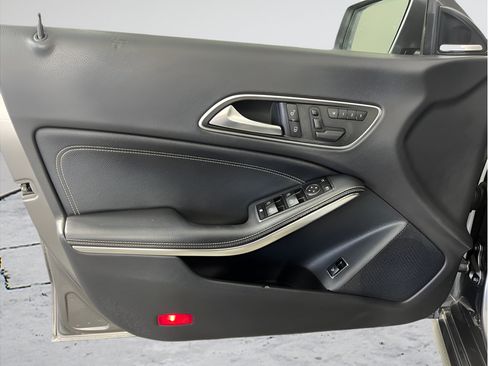 Used 2015 Mercedes-Benz CLA 250 image 9