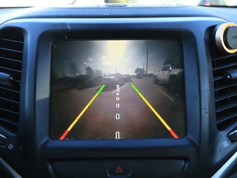 Used 2017 Jeep Cherokee Limited image 11