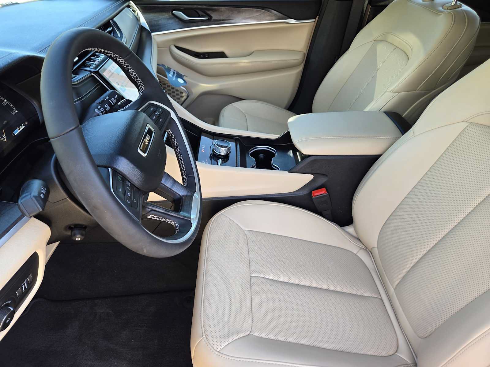 Used 2025 Jeep Grand Cherokee Limited w/ Luxury Tech Group II AWD/4WD image 14