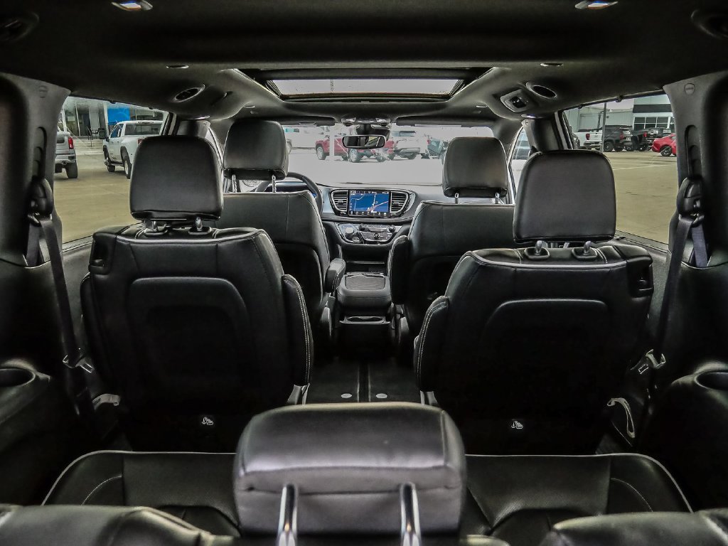Used 2025 Chrysler Pacifica Limited FWD image 15