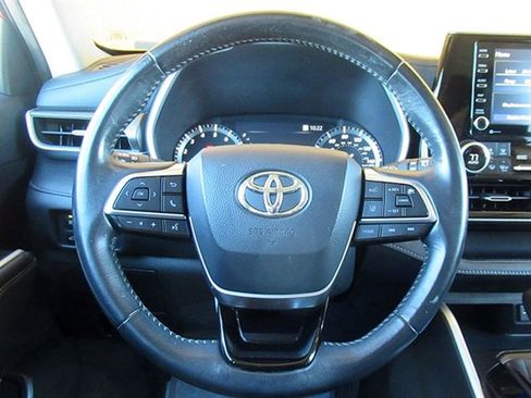 Used 2020 Toyota Highlander XLE image 19