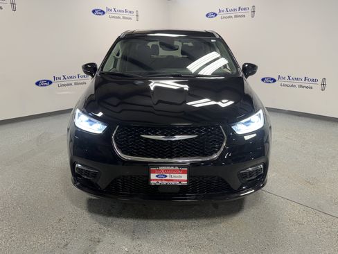 Used 2024 Chrysler Pacifica Touring-L image 2