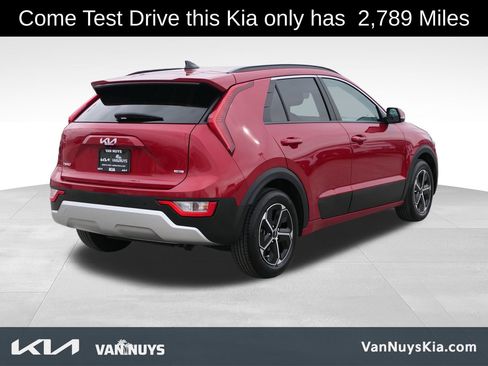 Used 2025 Kia Niro EX image 3