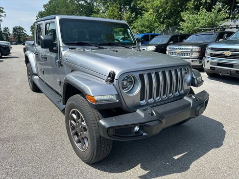 Used 2020 Jeep Gladiator Overland AWD/4WD image 4