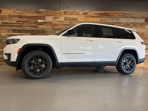 New 2025 Jeep Grand Cherokee L Altitude image 18