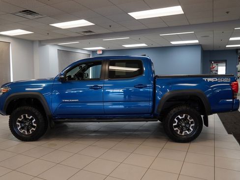 Used 2016 Toyota Tacoma TRD Off-Road image 2
