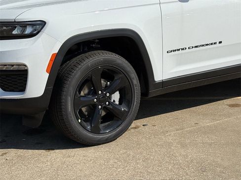 New 2025 Jeep Grand Cherokee Limited w/ Black Appearance Package image 9