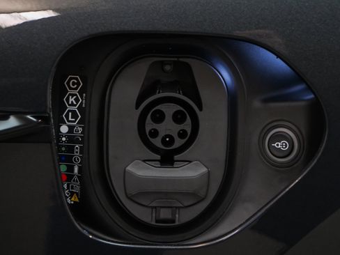 New 2025 Porsche Taycan image 15